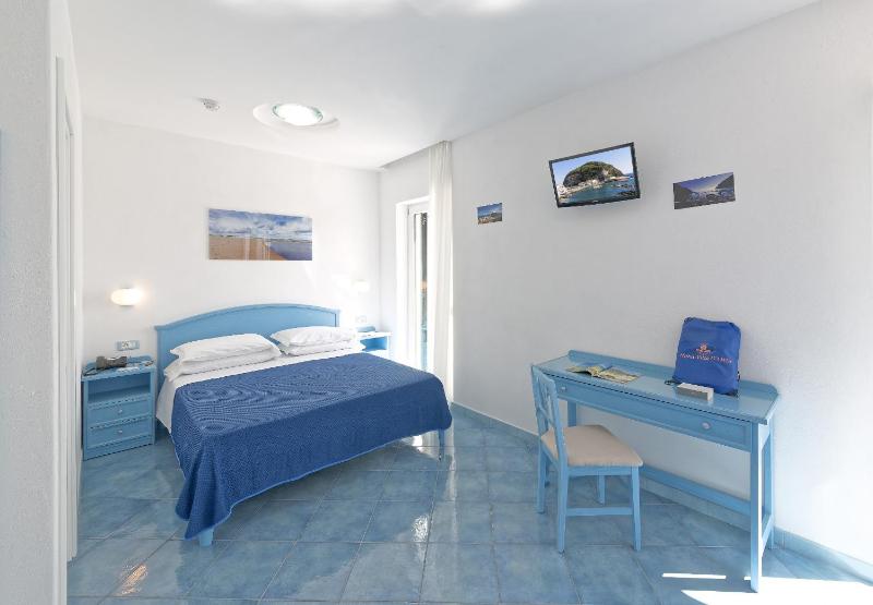 Superior Double Room with Sea View image 4