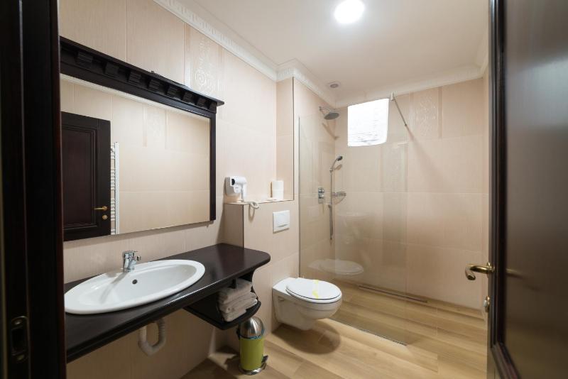 Twin Room image 3