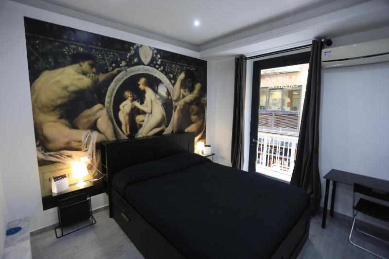 Double Room with Balcony image 3