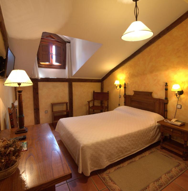 Queen Room image 4
