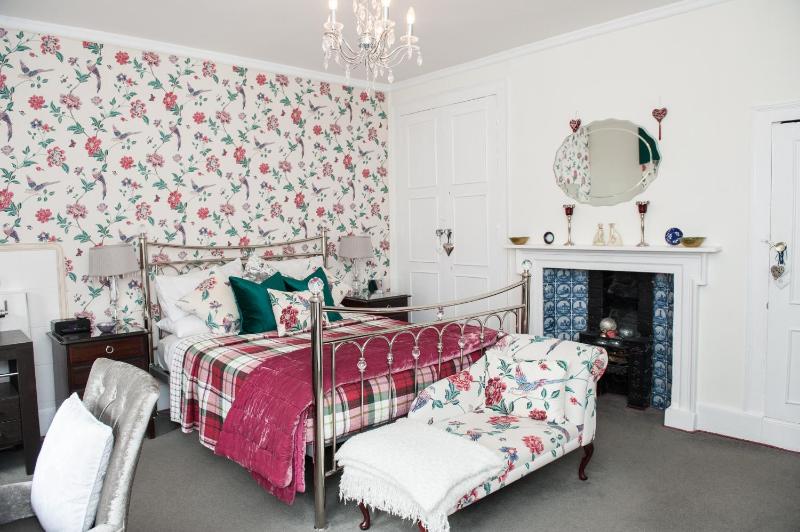 Superior King-Size Room image 3