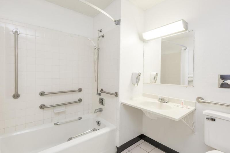 Queen Room - Disability Access/Non-Smoking image 2