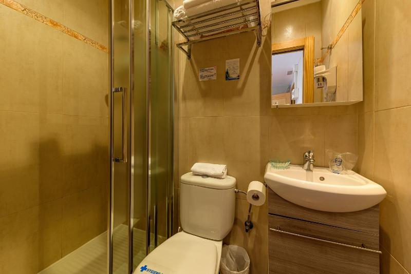 Quadruple Room image 3