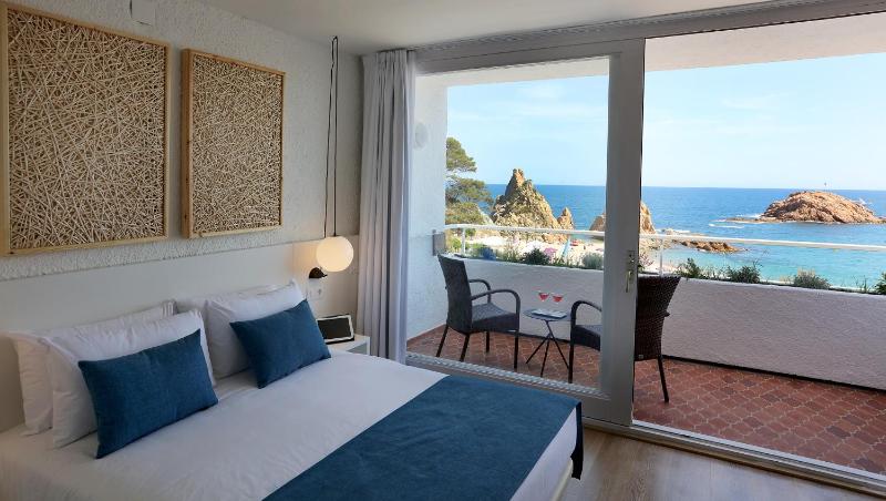 Premium Double Room with Sea View image 3