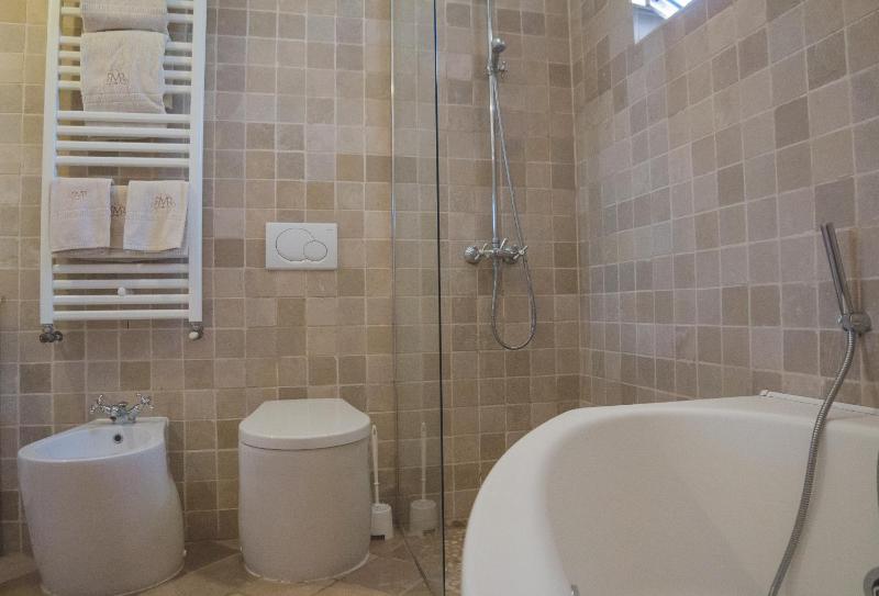 Superior Suite with Spa Bath image 3