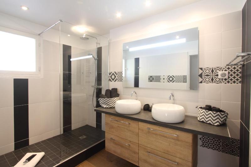 Suite 4 people image 3