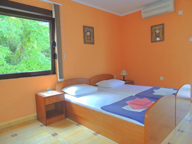 Twin Room with External Bathroom image 4