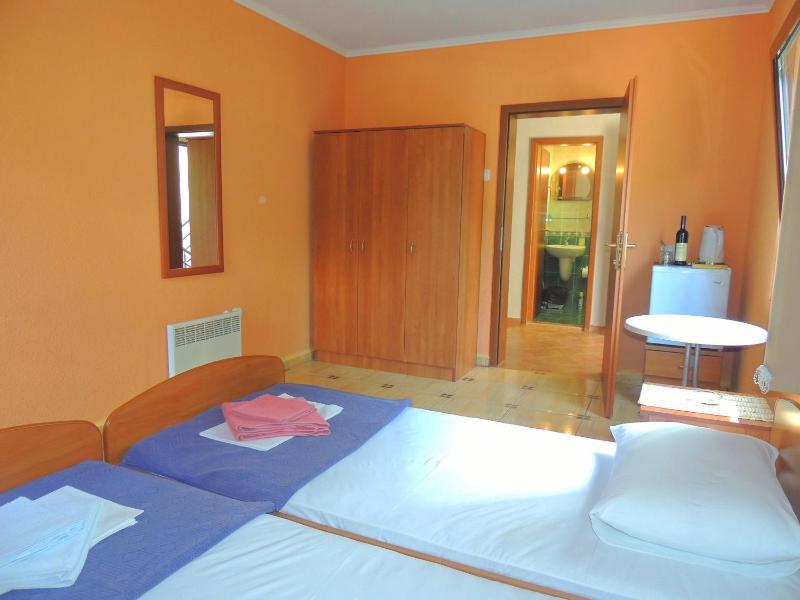 Twin Room with External Bathroom image 3