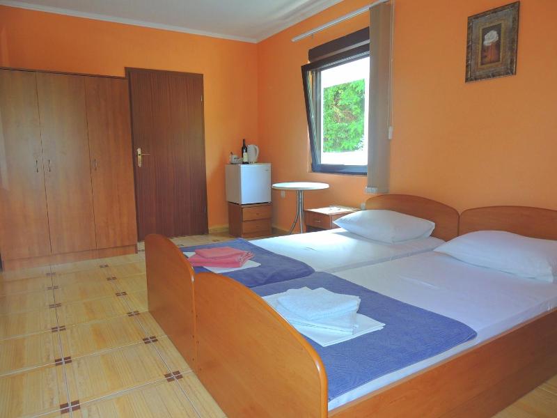 Twin Room with External Bathroom image 2