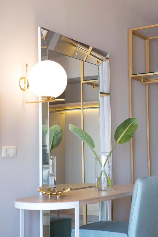 Deluxe Double Room with Side Sea View image 3