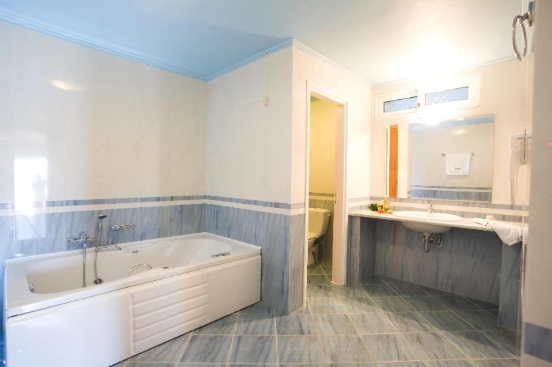 Deluxe Double Room with Side Sea View image 2