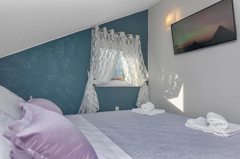 Apartment with Balcony and Sea View image 3