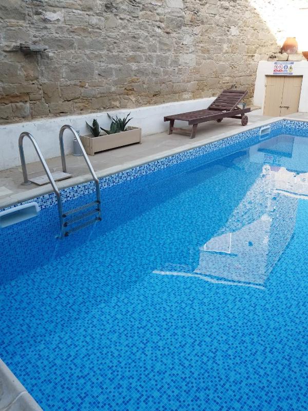 Queen Room with Pool View image 2