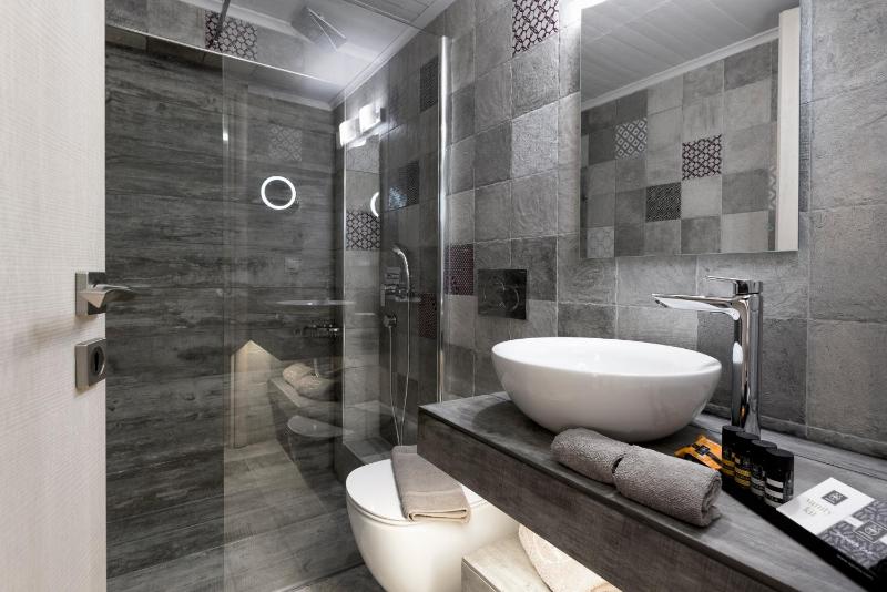 Double Room with Balcony image 3