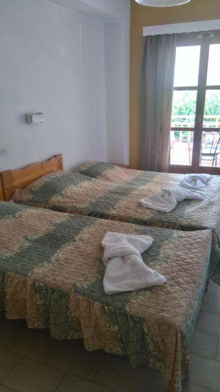 Twin Room with Extra Bed image 2