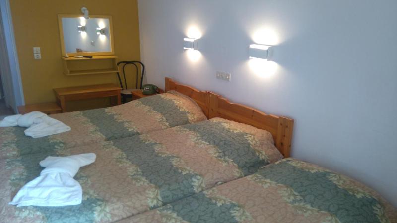 Twin Room with Extra Bed image 3