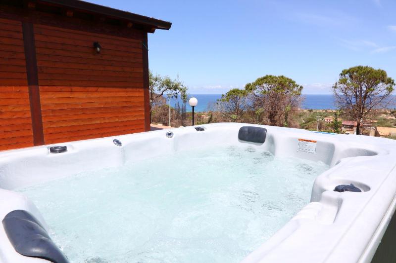 One-Bedroom House With Hot Tub image 1