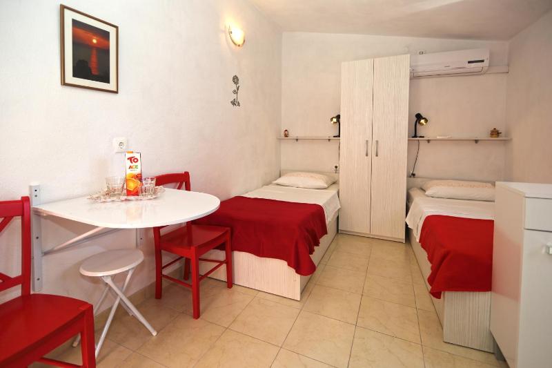 Apartmani Niki Hvar - image 13