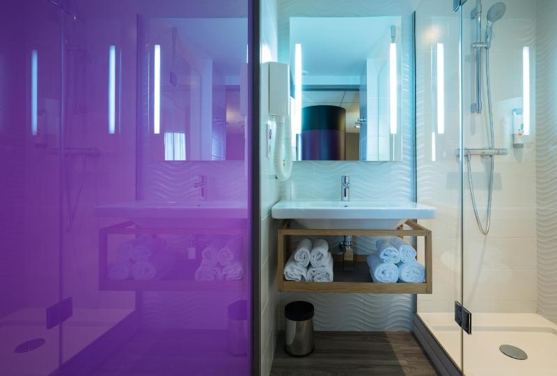 Standard Twin Room image 4