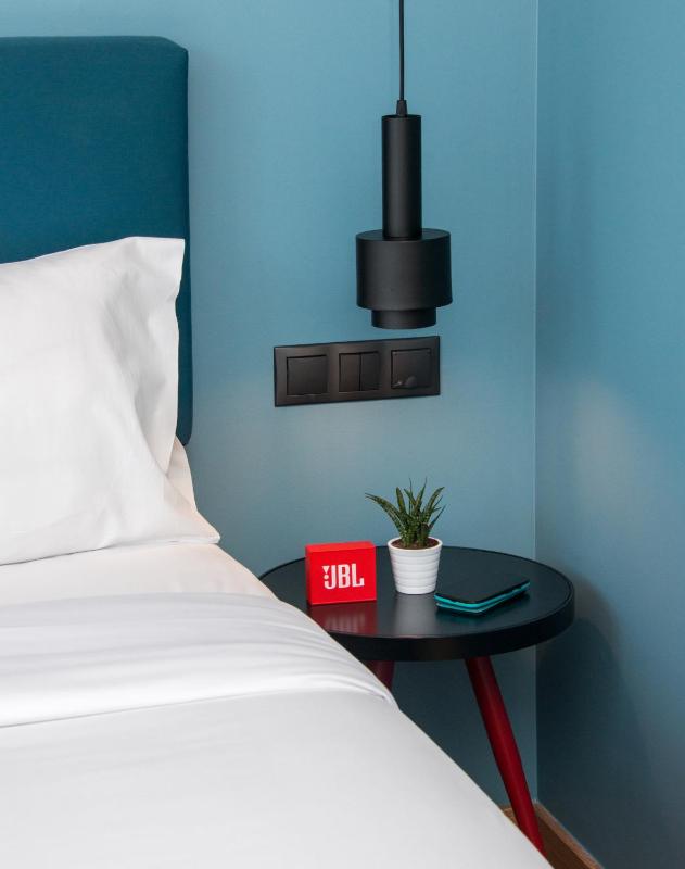 Large City View Room image 3