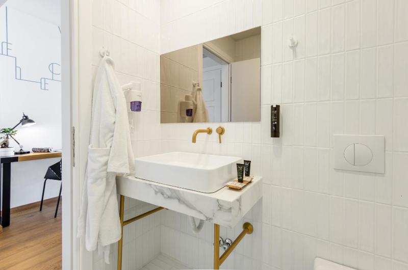 Large City View Room image 4