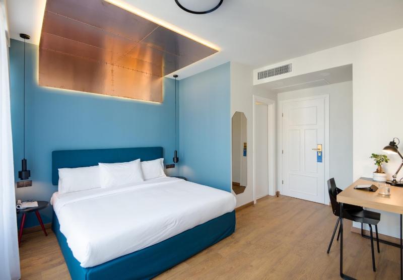 Large Partial Sea View Room  image 3