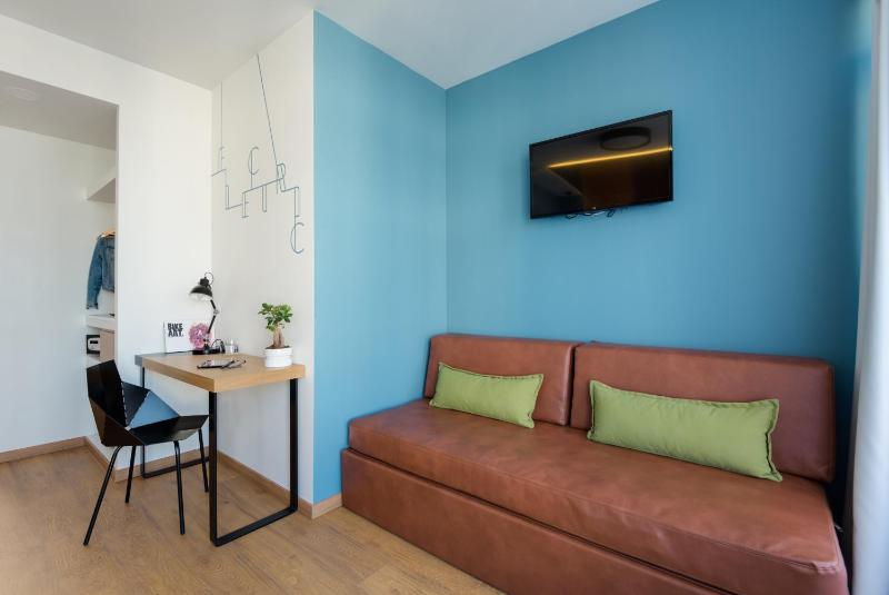 Large Partial Sea View Room  image 4