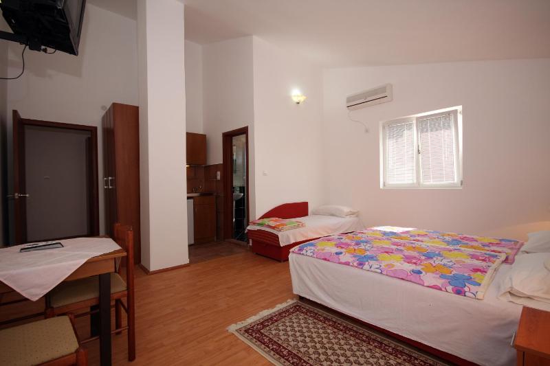 Studio with Balcony image 4