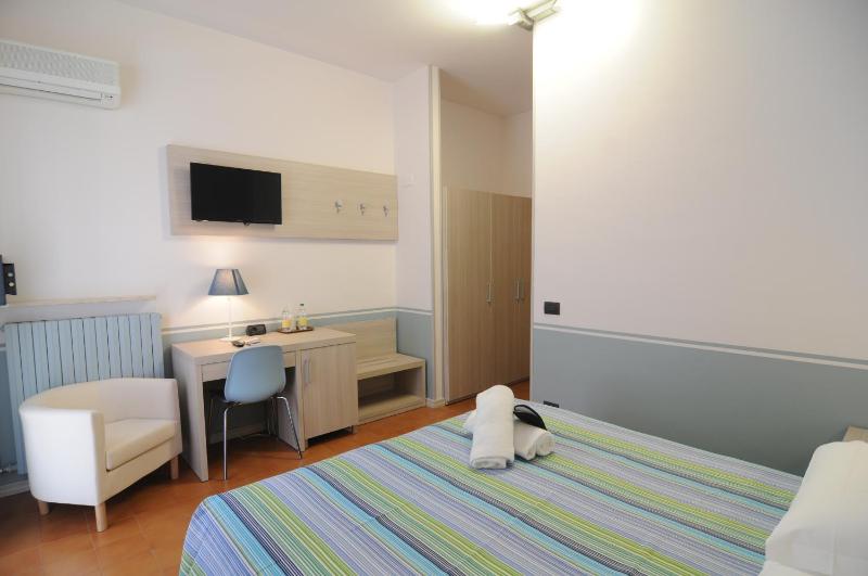 Double or Twin Room image 3