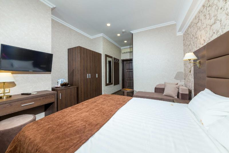 Double Room image 3