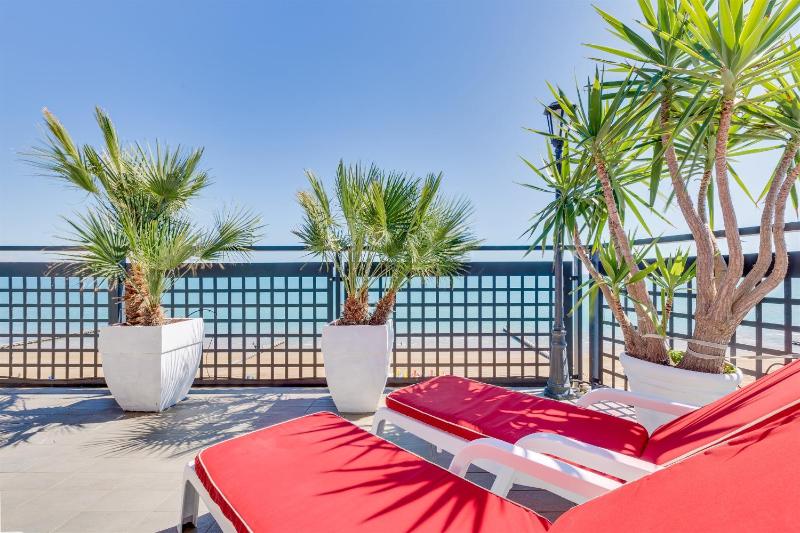 Deluxe Suite with Sea View image 3