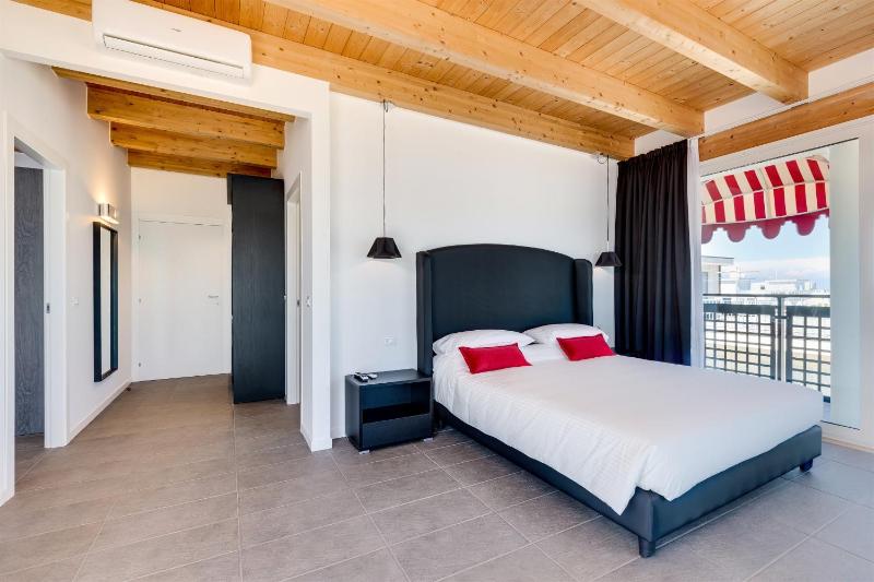 Deluxe Suite with Sea View image 4