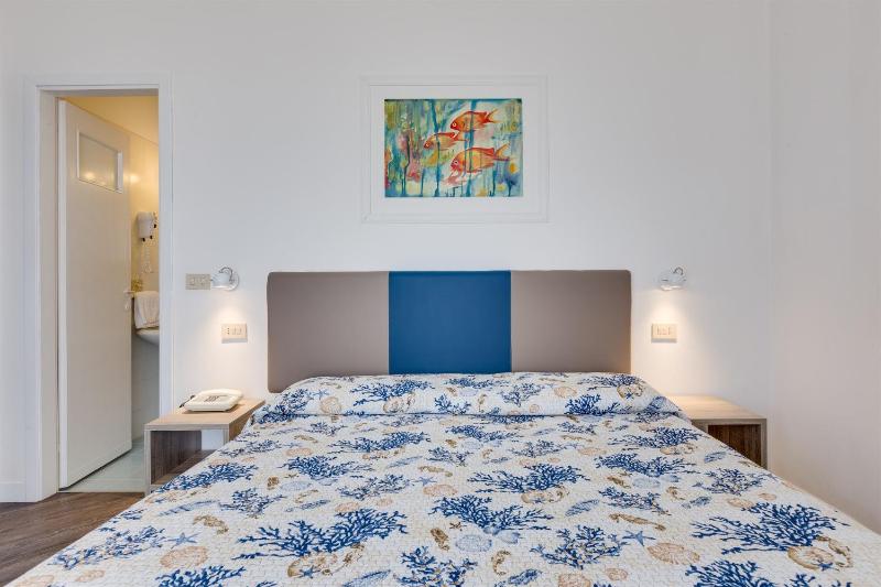 Standard Double or Twin Room with Partial Sea View image 3