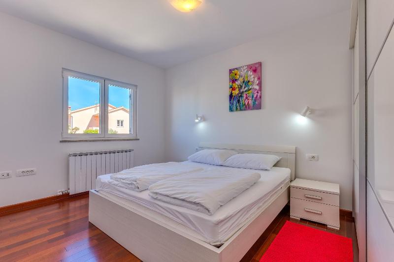 Deluxe Two-Bedroom Apartment with Two Balconies and Sea View image 3