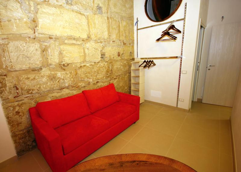 Budget Single Room image 4