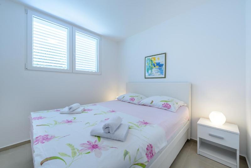 One-Bedroom Apartment image 3