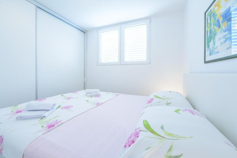 One-Bedroom Apartment image 3