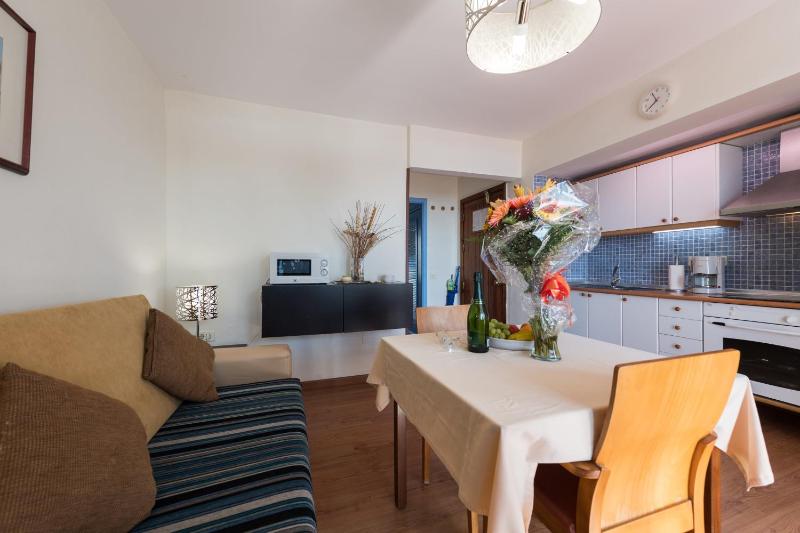 One-Bedroom Exterior Apartment with Sea View image 1