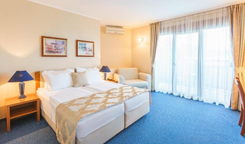 Double Room with Partial Sea View image 2