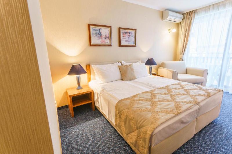 Double Room with Partial Sea View image 3