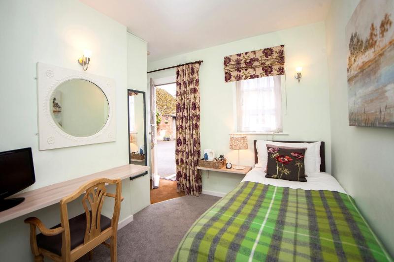 Single Room image 3