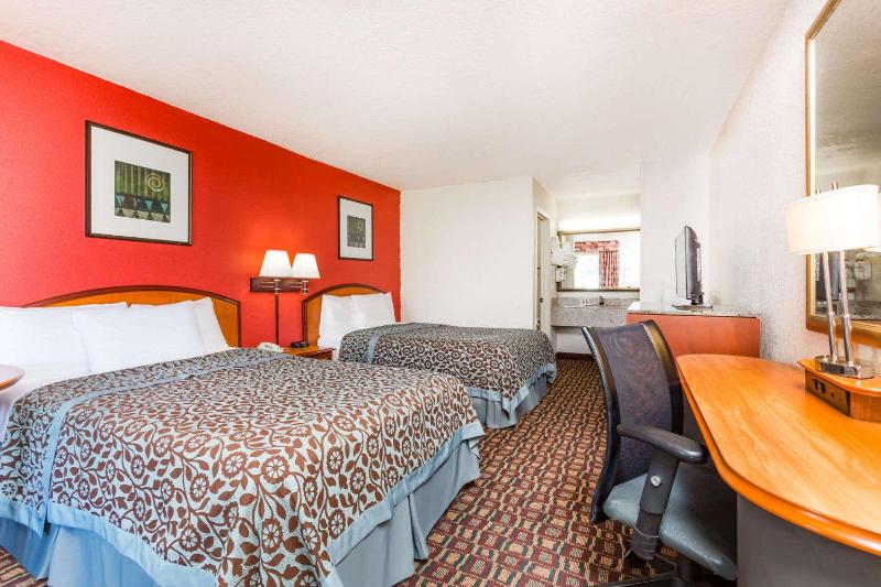 Double Room with Two Double Beds - Smoking image 3