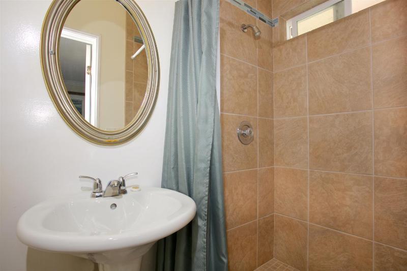 Queen Room with Ocean View and Balcony image 3