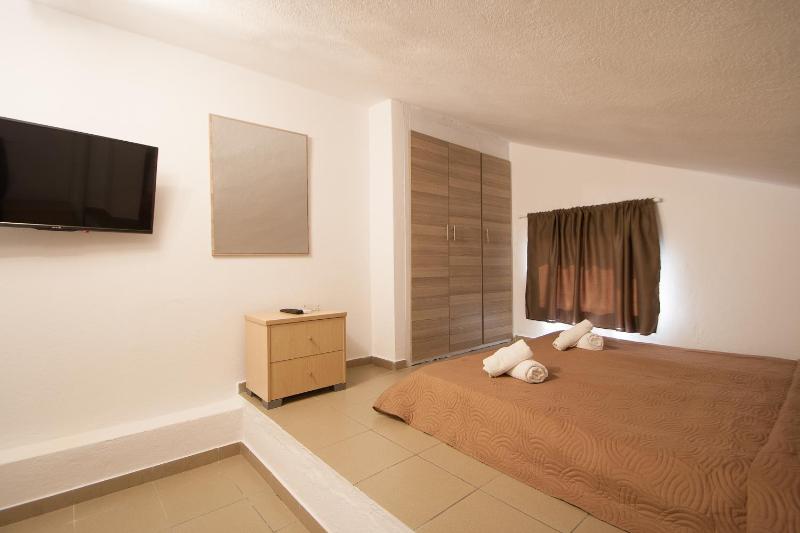 Standard Family Room image 4