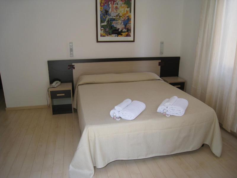Hotel Canasta - image 10