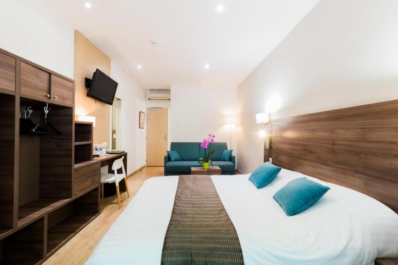 Premium Quadruple Room image 2