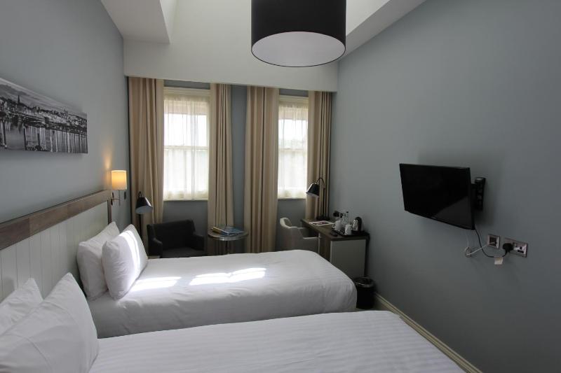 Classic Twin Room image 2