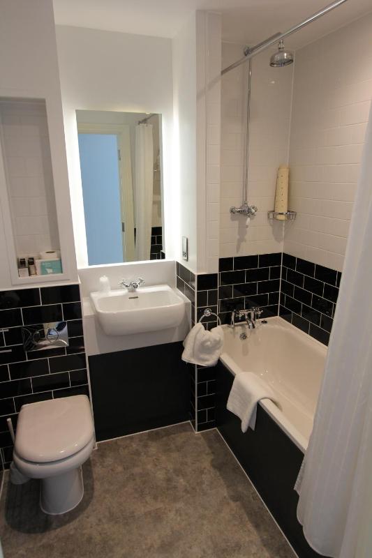 Classic Twin Room image 4