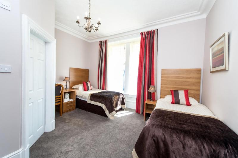 Twin Room with Bathroom image 1
