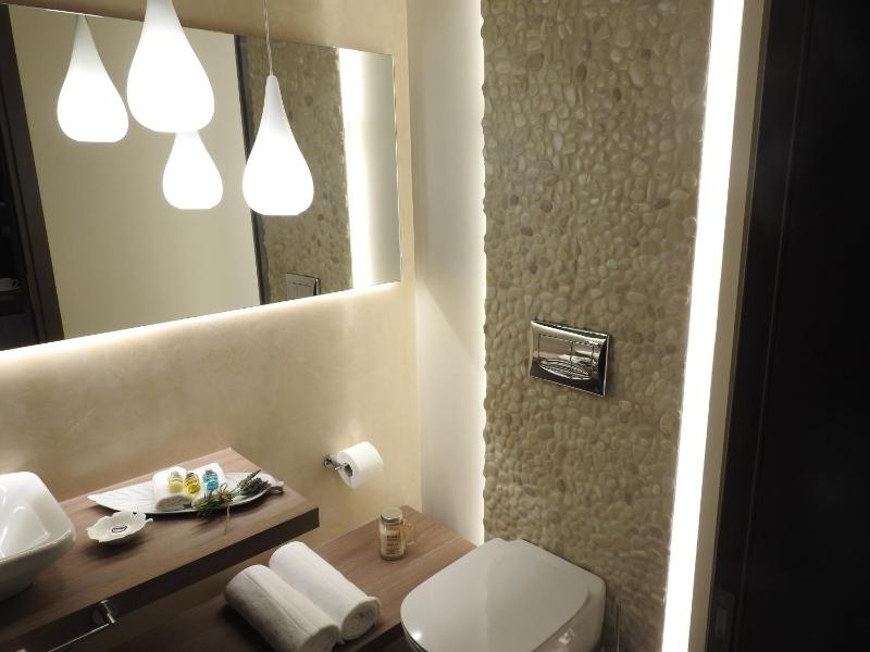 Deluxe Room (2 Adults + 1 Child) image 4